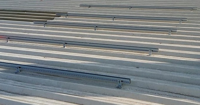 Système de montage solaire en aluminium de 1 MW avec pied en L pour toit métallique