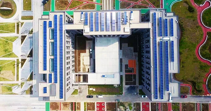 Magnifique!!! Ces universités d'installer des centrales photovoltaïques!