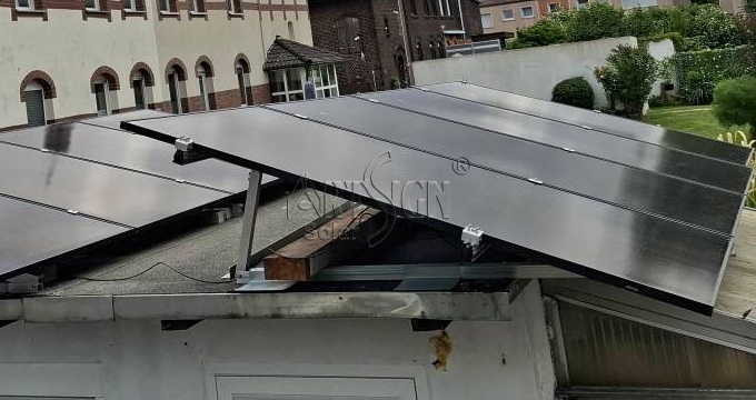 Projet solaire sur toit plat de 15,3 kW d'ArtSign en France : kits de montage solaire triangulaire en profilé U