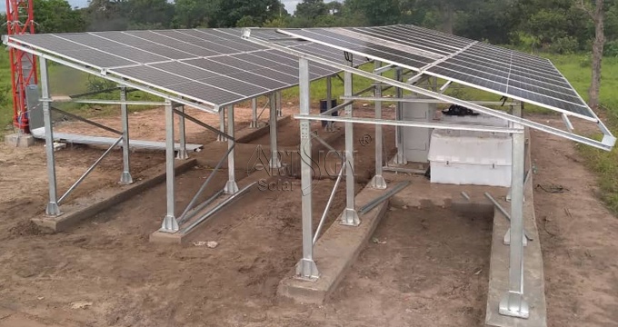 La Roumanie, un bon choix pour l'énergie propre : structure de montage au sol en acier revêtu de ZM pour panneaux solaires